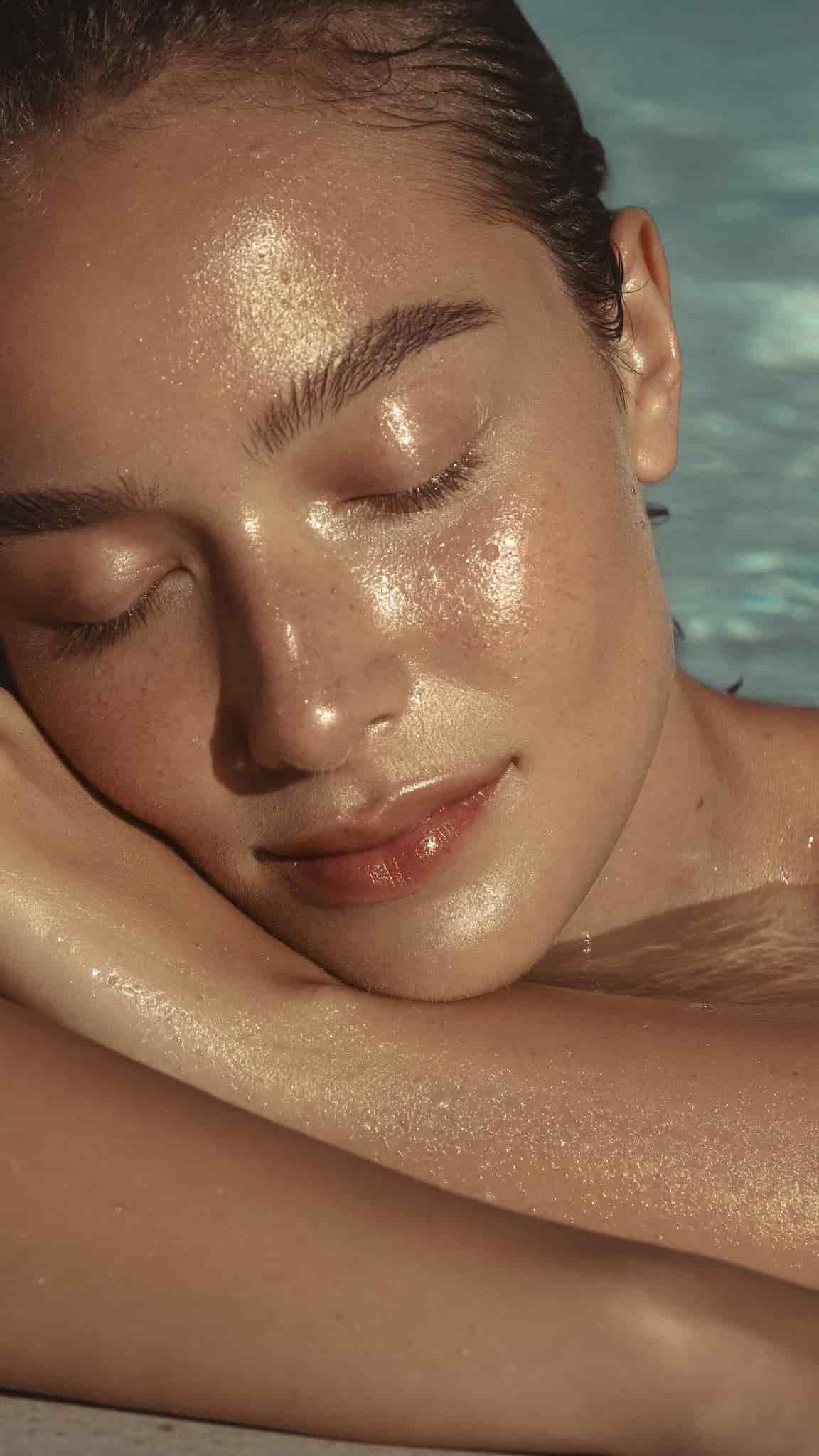 Vrouw met frisse, diep gehydrateerde huid - Summer Oxygen Glow